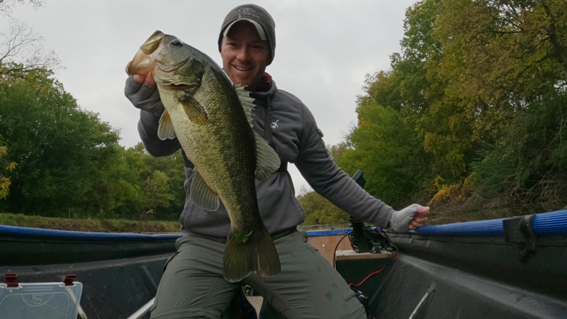 Midwest Outdoors AJ Hauser Fishing Largemouth Bass Illinois Jon Boat