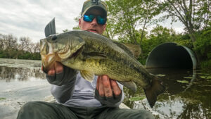 Canal Fishing Illinois Midwest Largemouth Bass Kayak Wacky Stickbait Strike King Zero tube culvert