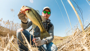 pond fishing midwest largemouth bass strike king rage craw snapping turtle pond bank fishing reeds