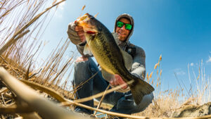 pond fishing midwest largemouth bass strike king rage craw snapping turtle pond bank fishing reeds