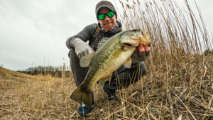 pond fishing midwest largemouth bass strike king rage craw snapping turtle pond bank fishing reeds