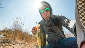 pond fishing midwest largemouth bass strike king rage craw snapping turtle pond bank fishing reeds