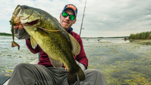 AJ Hauser Midwest Outdoors Minimalist Fisherman Kayak Muck Dirty Gross Gunk Largemouth Topwater Crowbar